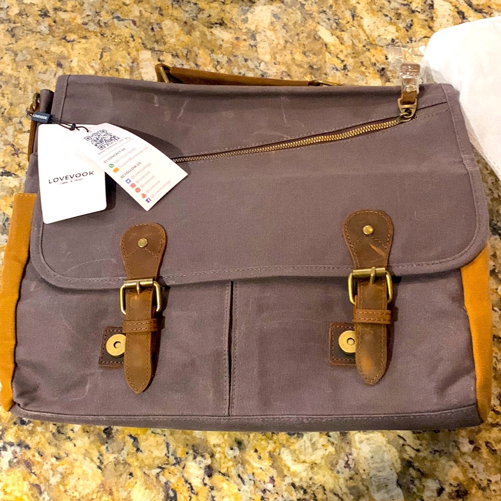Mens briefcase/ messenger bag. Brand new. With original packaging and tags.